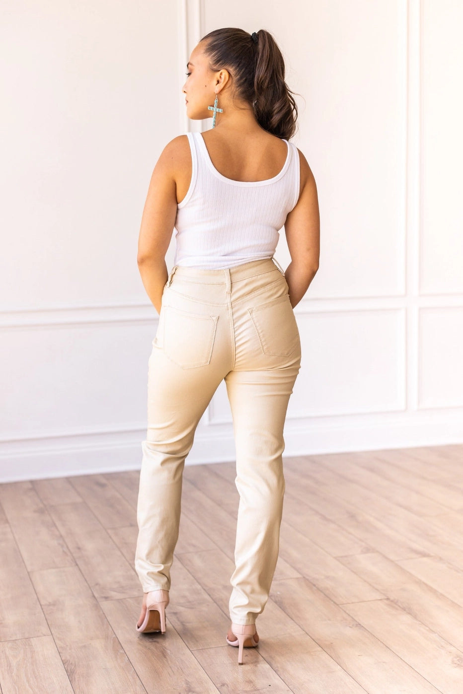 High-Rise Tapered Pants in metallic gold bring a touch of glam to your wardrobe. Featuring a flattering high-rise design and a sleek tapered fit.