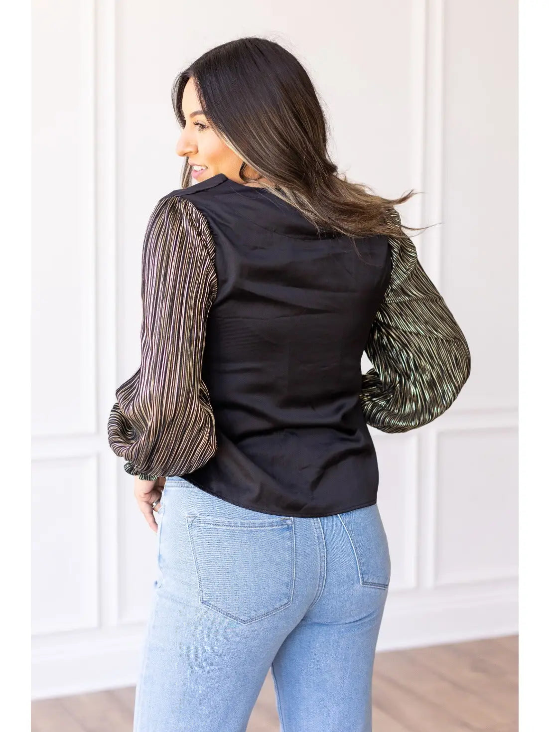 Balloon Sleeve Top is a sophisticated choice for any occasion. Designed with a relaxed fit and dramatic balloon sleeves.