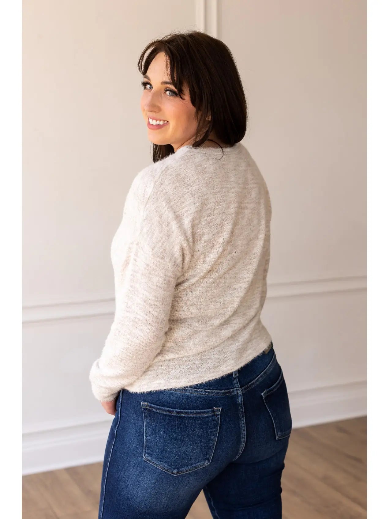 Cozy Knit Top is the ultimate blend of comfort and style. Made with a soft and breathable fabric blend, this top is perfect for everyday wear. Featuring a relaxed fit, long sleeves, and a subtle heathered texture.