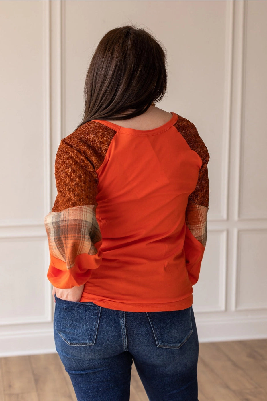 Rust/Orange Plaid Sleeve Crew Neck Top is a cozy and stylish piece that combines classic charm with modern details. Featuring a relaxed fit, semi-stretch fabric, and a comfortable crew neck.
