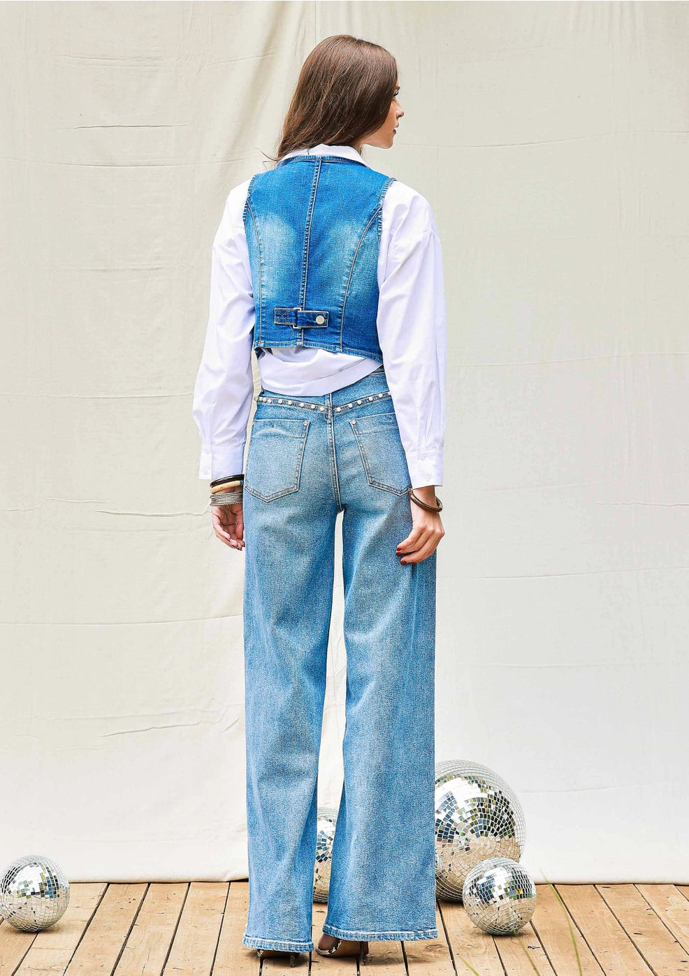 Pearl-Detail High-Rise Wide-Leg Jeans are a sophisticated twist on a classic denim style. These high-rise jeans feature a wide-leg silhouette.