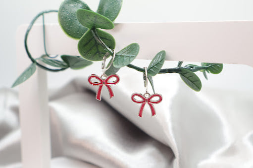 Rose pink bow-shaped earrings.