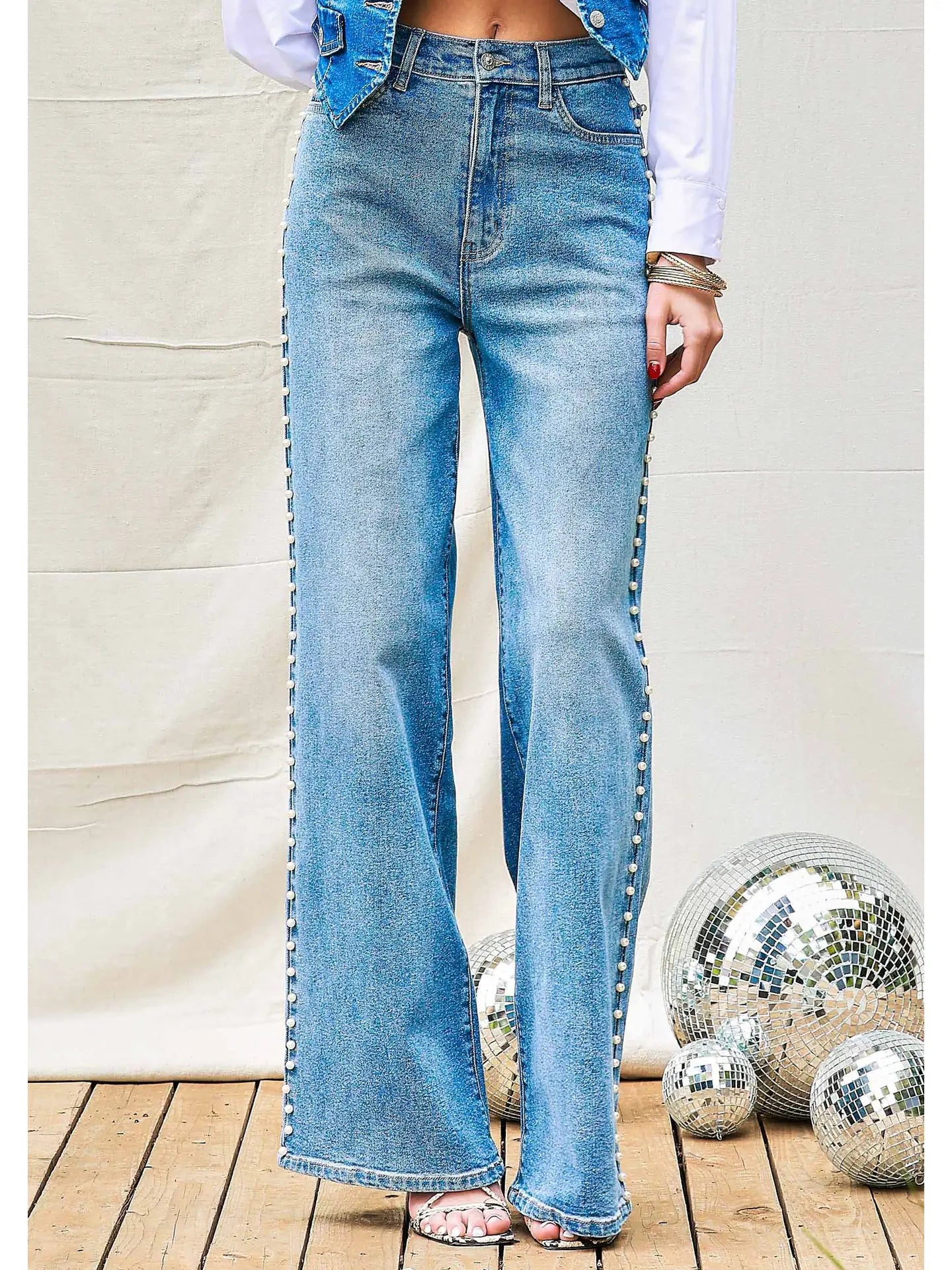 Pearl-Detail High-Rise Wide-Leg Jeans are a sophisticated twist on a classic denim style. These high-rise jeans feature a wide-leg silhouette.