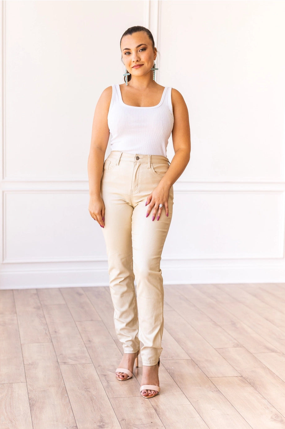 High-Rise Tapered Pants in metallic gold bring a touch of glam to your wardrobe. Featuring a flattering high-rise design and a sleek tapered fit.
