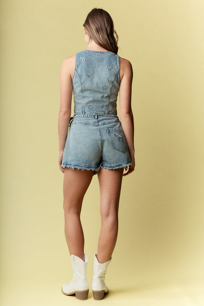  Denim Wrap Skirt is the perfect blend of structure and charm. Designed with a regular fit that's adjustable with a side tie, this wrap skirt offers both comfort and style. It features delicate bow embroidery.