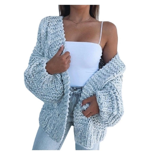  This cardigan features a chunky knit design for a relaxed and warm feel. 
