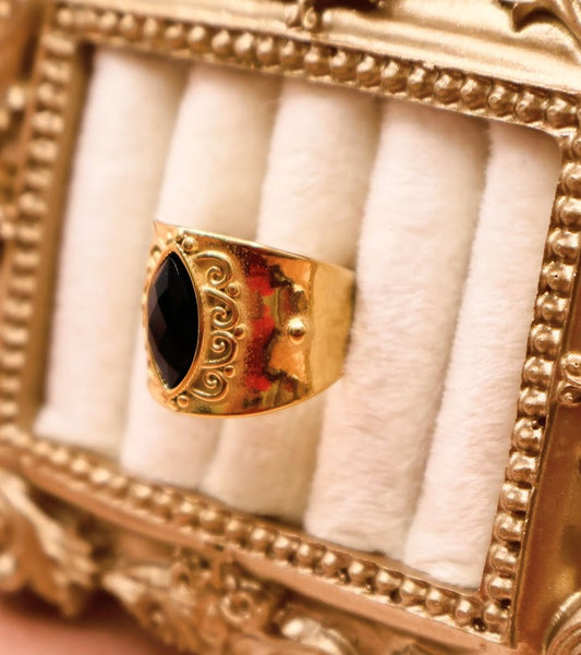 Ring is a radiant celebration of bold elegance and timeless femininity. With a marquise-shaped black stone at its heart.