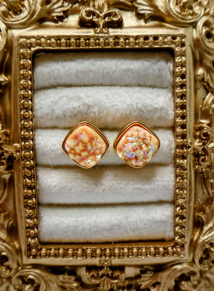  A pair of Coral Studs showcase a dazzling druzy texture that shimmers with natural brilliance. 