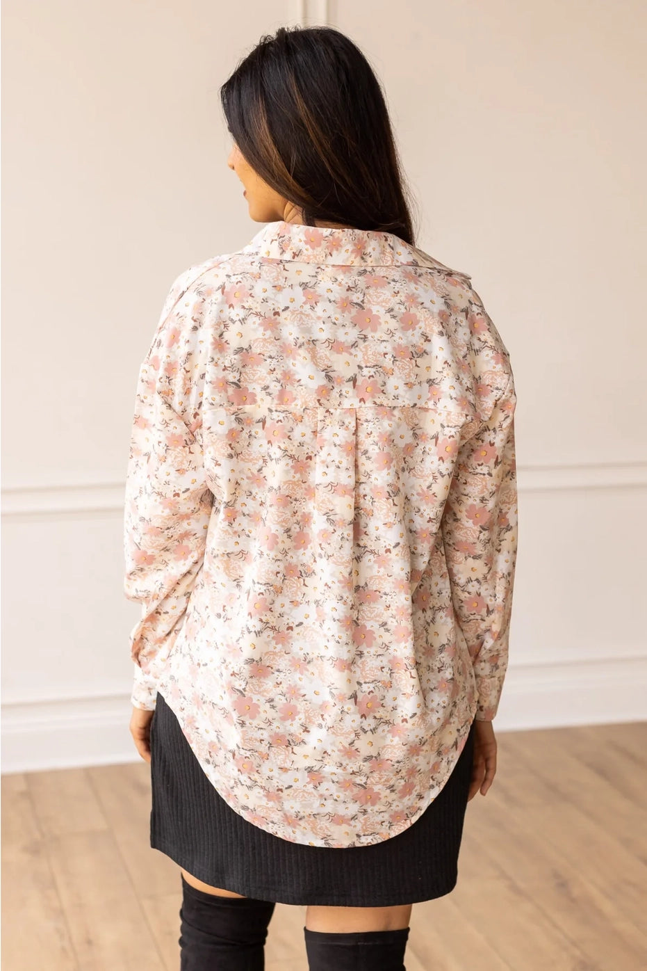  Floral Button-Up Blouse is a charming and feminine wardrobe staple. Featuring a delicate floral print, this unlined blouse offers a lightweight feel and a relaxed fit. 