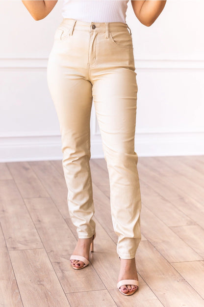  High-Rise Tapered Pants in metallic gold bring a touch of glam to your wardrobe. Featuring a flattering high-rise design and a sleek tapered fit.