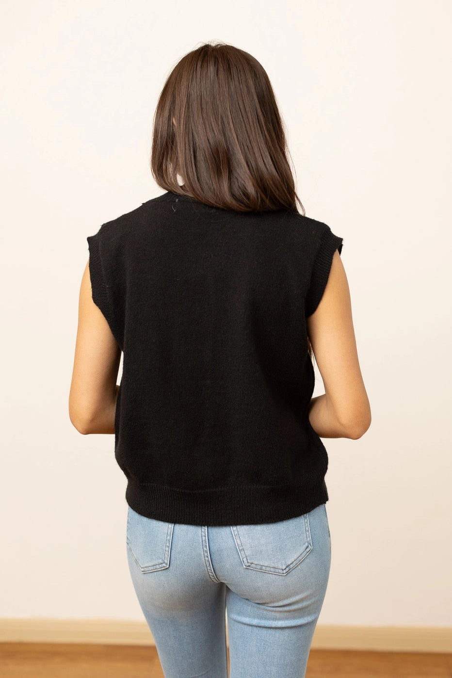 Sequin Bow Vest is a fun and stylish piece that adds a playful yet chic touch to your wardrobe. Adorned with shimmering sequin bows and featuring a classic V-neckline.