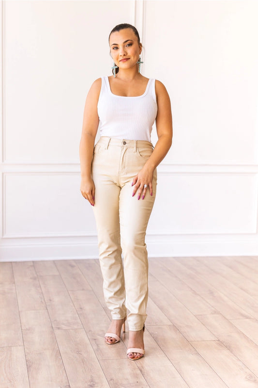  High-Rise Tapered Pants in metallic gold bring a touch of glam to your wardrobe. Featuring a flattering high-rise design and a sleek tapered fit.