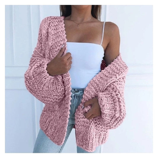  This cardigan features a chunky knit design for a relaxed and warm feel. 